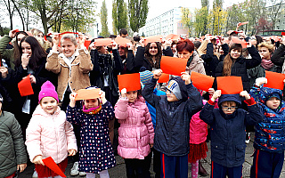 Międzypokoleniowy marsz niepodległości w olsztyńskim Zespole Szkół Chemicznych i Ogólnokształcących